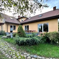Dom z linią brzegową jieziora Łebsko