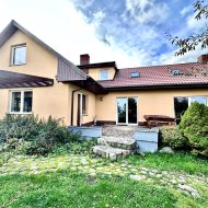 Dom z linią brzegową jieziora Łebsko