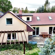 Dom z linią brzegową jieziora Łebsko