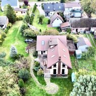 Dom z linią brzegową jieziora Łebsko