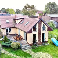 Dom z linią brzegową jieziora Łebsko