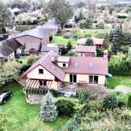 Dom z linią brzegową jieziora Łebsko