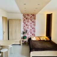 Dom z apartamentami na sprzedaż w Łebie