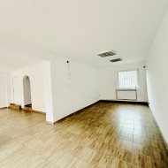 Dom z lokalem usługowo-handlowym  w centrum