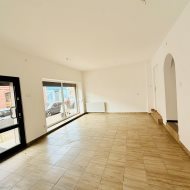Dom z lokalem usługowo-handlowym  w centrum