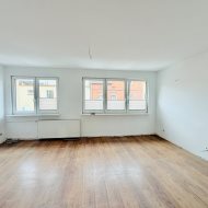 Dom z lokalem usługowo-handlowym  w centrum