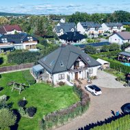 Komfortowy dom jednorodzinny z ogrodem zimowym