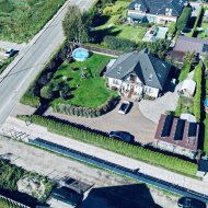 Komfortowy dom jednorodzinny z ogrodem zimowym