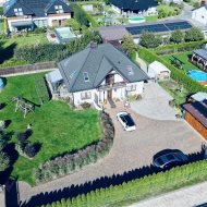 Komfortowy dom jednorodzinny z ogrodem zimowym