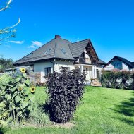 Komfortowy dom jednorodzinny z ogrodem zimowym