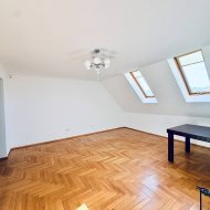 Przestronne mieszkanie z garażem w Leśnicach 