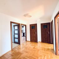 Przestronne mieszkanie z garażem w Leśnicach 