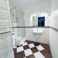 Przestronne mieszkanie z garażem w Leśnicach 