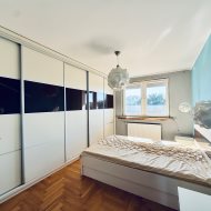 Przestronne mieszkanie z garażem w Leśnicach 