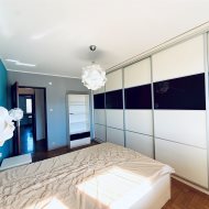 Przestronne mieszkanie z garażem w Leśnicach 