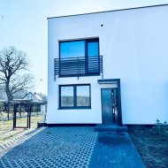 Nowoczesny dom w zabudowie bliźniaczej